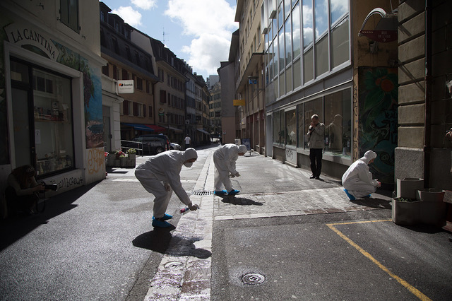 Rue de la Tour, Lausanne. Performance Lucia Masu (Maps 1) et Benjamin Ducry, Florence Glinz, Maxime Roux (Master HEIA-FR). © Husam Danah Rue de la Tour, Lausanne. Performance Lucia Masu (Maps 1) et Benjamin Ducry, Florence Glinz, Maxime Roux (Master HEIA-FR). © Husam Danah