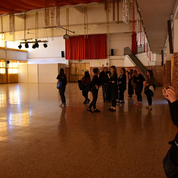 Visite avec les étudiantes du quartier général des docks de Genova, en compagnie de travailleurs (docker) © Jérôme Leuba / EDHEA Visite avec les étudiantes du quartier général des docks de Genova, en compagnie de travailleurs (docker) © Jérôme Leuba / EDHEA